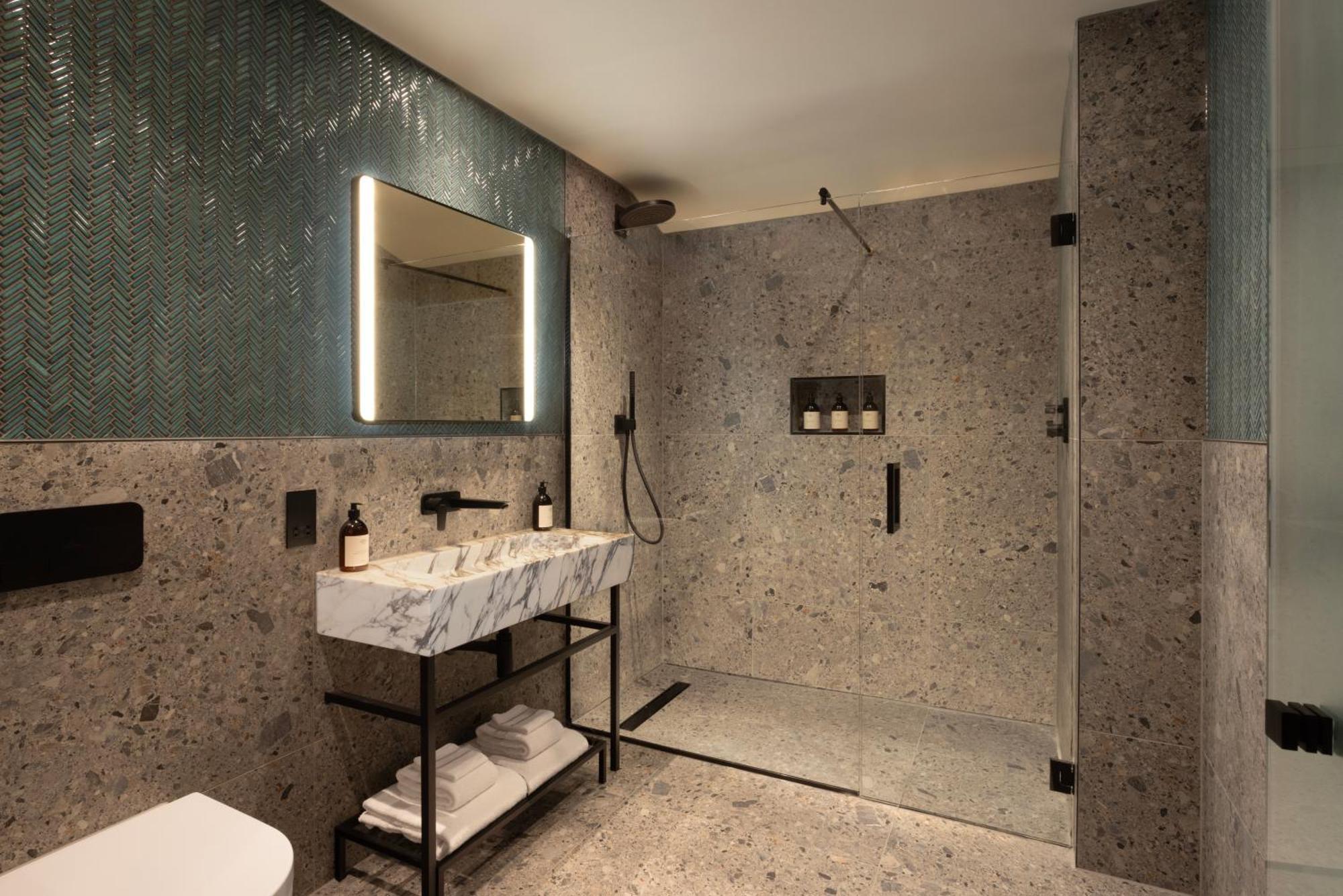 Mar Hall Golf & Spa Resort Bishopton  Bagian luar foto A walk-in shower